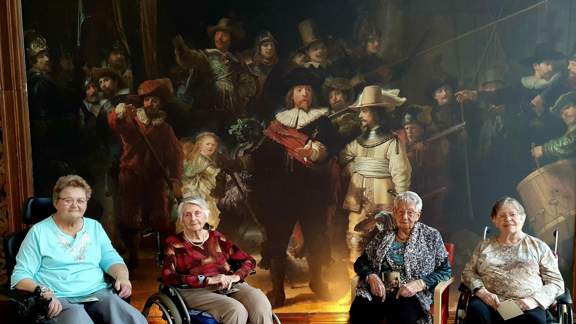 Bewoners poseren met de Nachtwacht op locatie Hooge Platen.